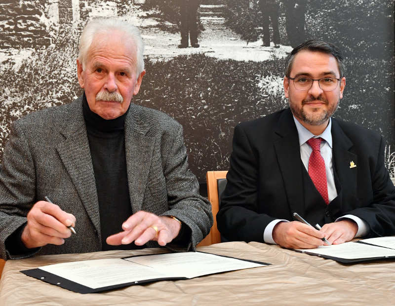 Bildhauer Theo Rörig (l.) und Oberbürgermeister Marc Weigel bei der Unterzeichnung des Schenkungsvertrags. (Foto: Stiftung Hambacher Schloss)