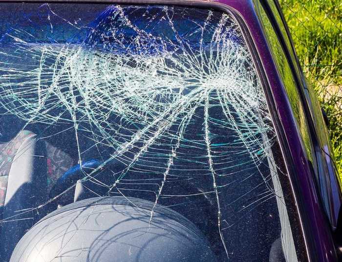 Zersplitterte Windschutzscheibe zeigt kaputte Autoscheibe nach einem  Verkehrsunfall mit Fahrerflucht und Polizeieinsatz wegen Trunkenheit am  Steuer mit Glasschaden an der Frontscheibe und Splittern Stock-Foto