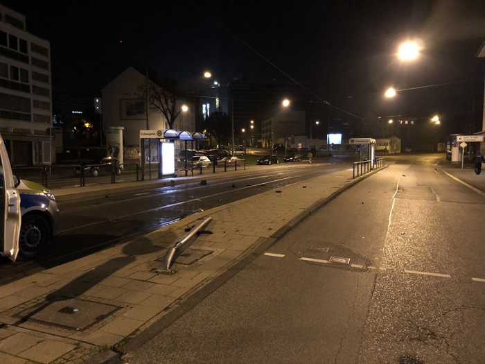 Unfallflucht mit umgefahrener Ampel in der Nacht zum Freitag (22.11.) im Grünen Weg in Kassel. Ermittler suchen beschädigten VW Passat, Baujahr 1996 bis 2005, und bitten um Hinweise