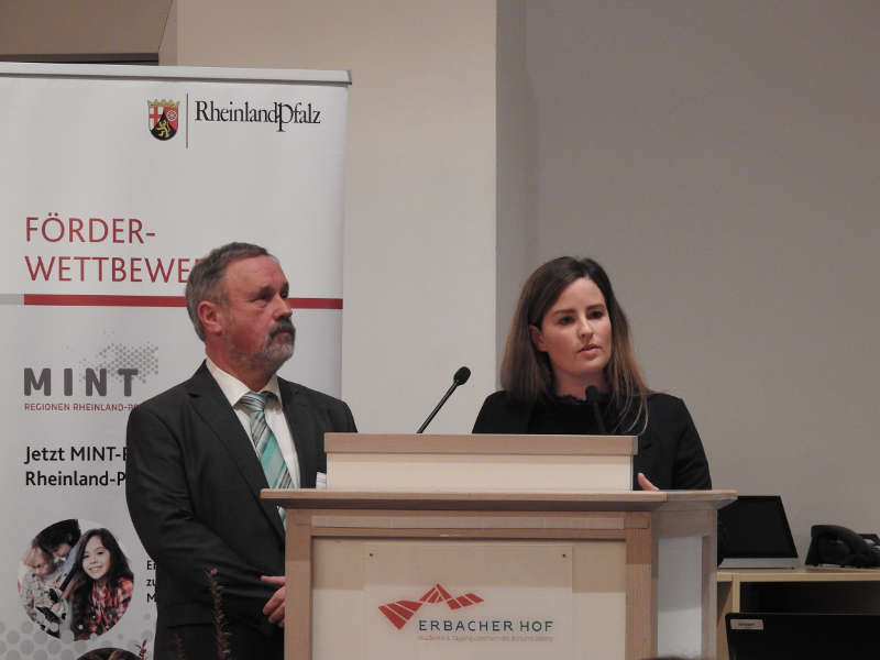 Fachbereichsleiter Rolf Müller und Luise Forger vom Bildungsbüro stellen ihre Arbeit vor. (Foto: Stadtverwaltung Neustadt)