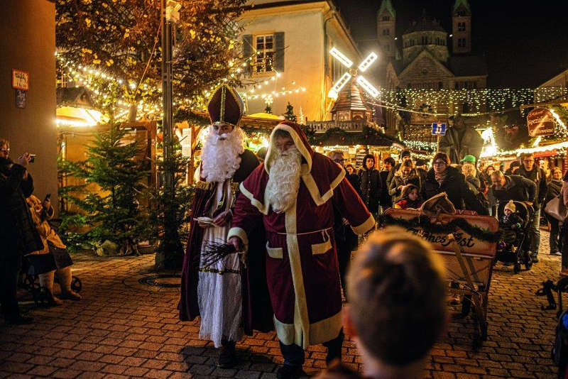 Die "zugkräftigen" Nikoläuse auf dem Weihnachtsmarkt in Speyer (Foto: Johannes Stender)