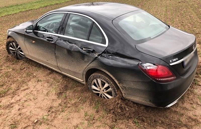 Der PKW im Feld (Foto: Polizei RLP)