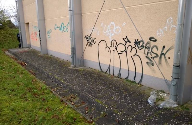 Die Rückseite der Grundschule in Mühlheim wurde mit Graffiti beschmiert. (Foto: Polizei RLP)