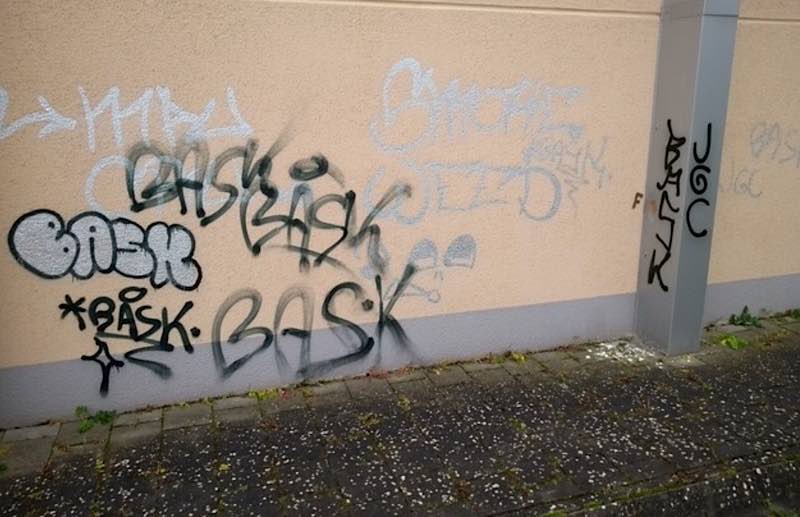 Die Rückseite der Grundschule in Mühlheim wurde mit Graffiti beschmiert. (Foto: Polizei RLP)