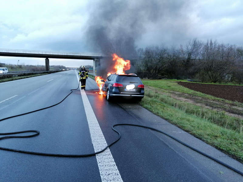 Der brennende PKW (Foto: Feuerwehr Haßloch)