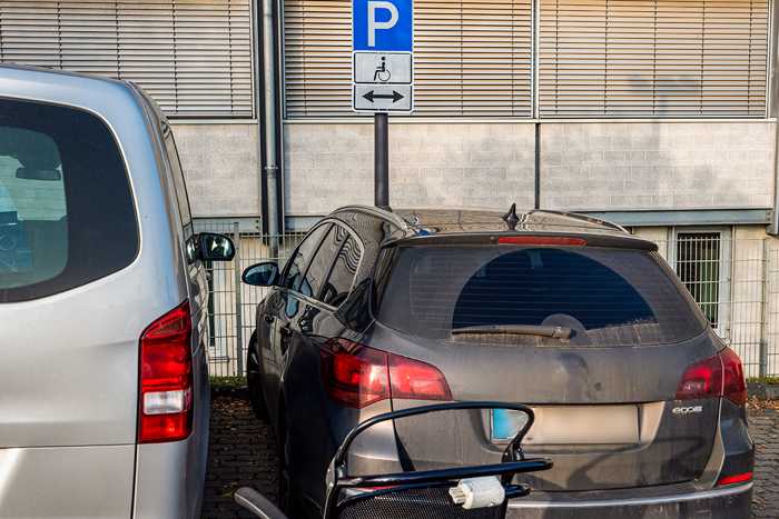 Parken auf einem Behindertenparkplatz - So sollte es nicht sein