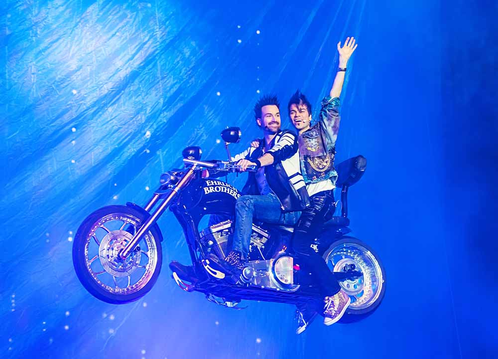 Die Ehrlich Brothers auf einem fliegenden Motorrad (Foto: Ralph Larmann)