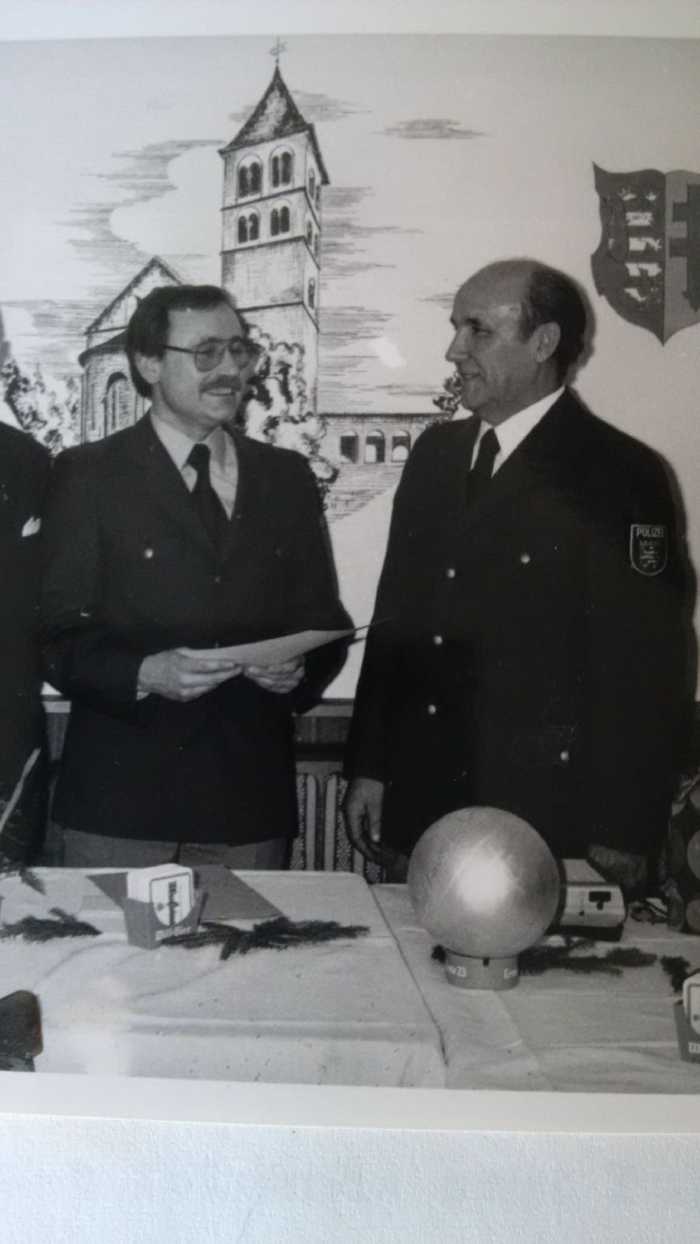 Verabschiedung PHM Orbach (rechts) durch PHK Kuntze (links) im Jahr 1979