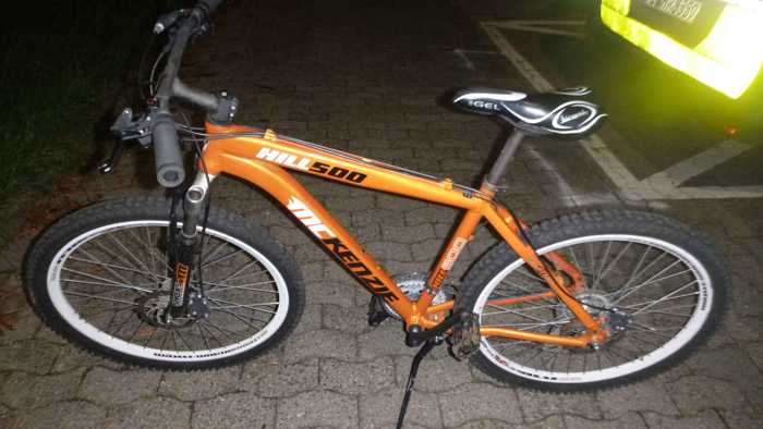 Wem gehört das orange Mountainbike