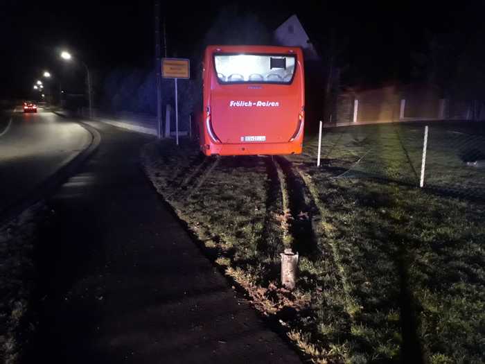 Bus kommt von Fahrbahn ab