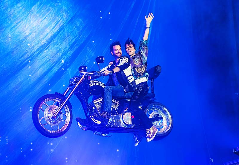 EHRLICH BROTHERS - DREAM + FLY - Eröffnung fliegendes Motorrad (Foto: Ralph Larmann)