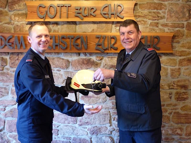 Robert Vautrin (r.) übergab den Führungsstab an Christoph Schwarztrauber. (Foto: Feuerwehr Neustadt)