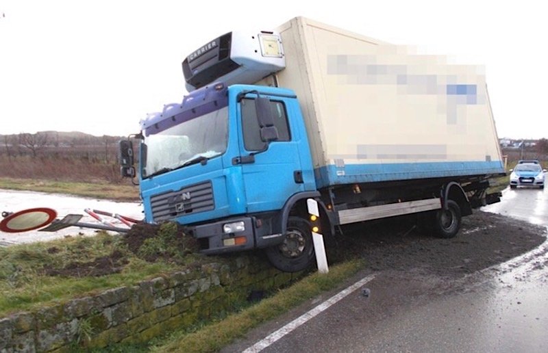 Der LKW kam von der Fahrbahn ab und landete an einer gemauerten Brüstung. (Foto: Polizei RLP)