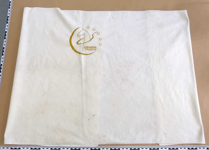 Handtuch-Decke_in das der Saeugling gewickelt war. Aufschrift- Turkmenistan Ashgabad
