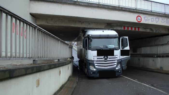 LKW steckt in Unterführung fest-2