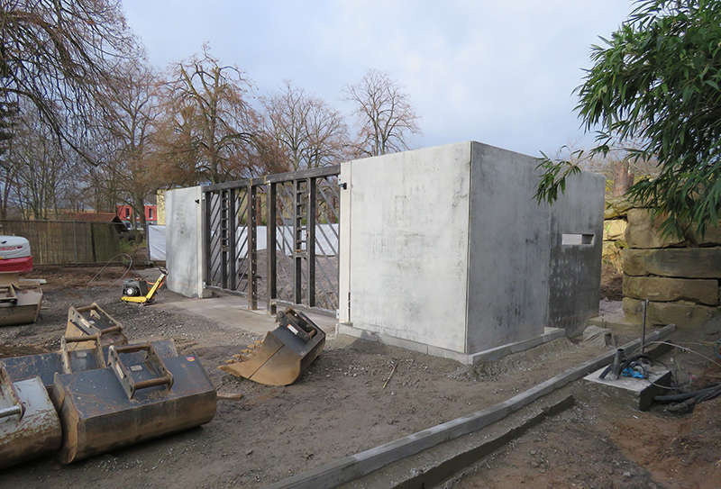 Bauarbeiten an der neuen Trainingswand für Elefanten (Foto: Zoo Heidelberg)