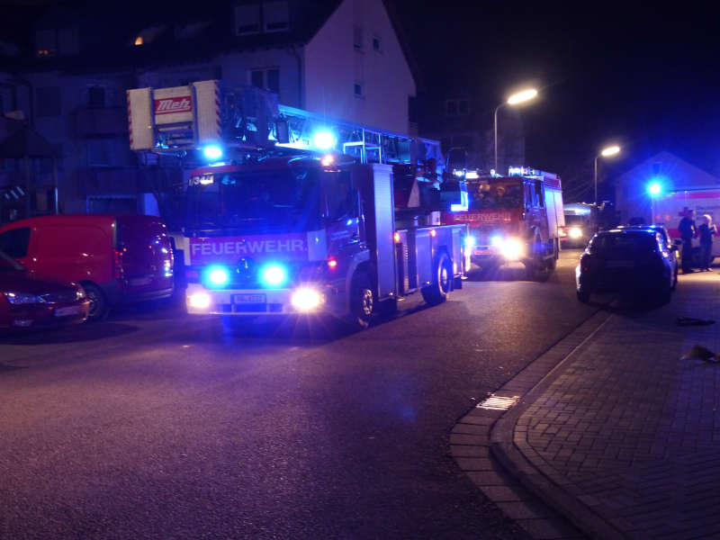 Feuerwehrfahrzeuge in der Mennonitenstraße (Foto: Feuerwehr Neustadt)