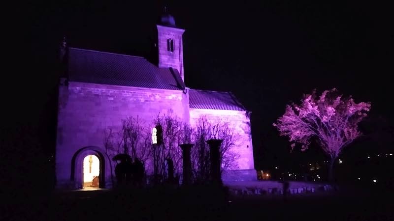 In rosa Licht getaucht: Nikolauskapelle während der Mandelwochen (Foto: Bezirksverband Pfalz)