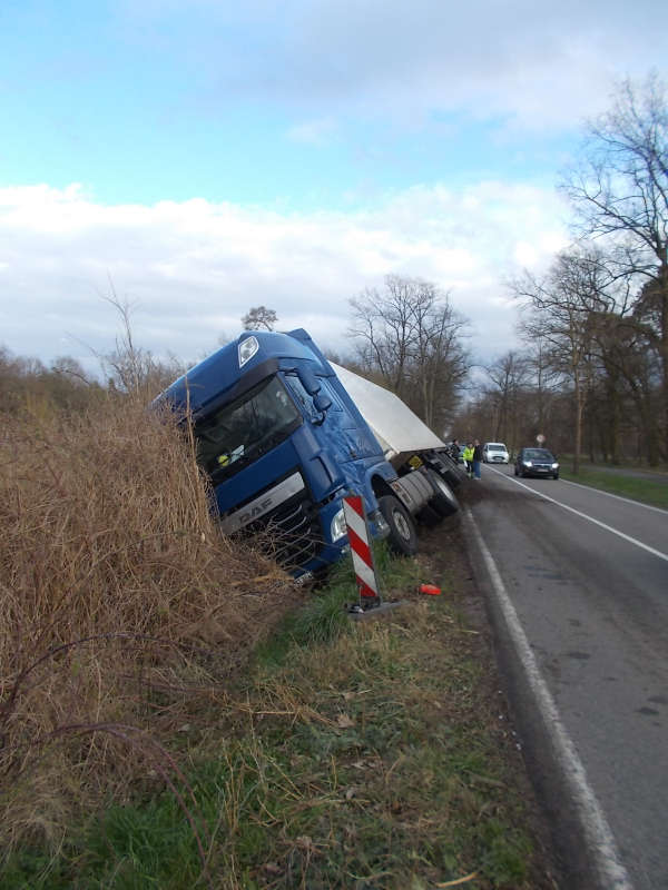 Verunfallter Sattelzug (Foto: Polizei RLP)