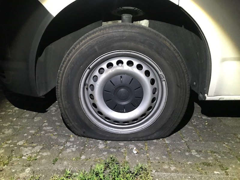 Zerstochener Reifen (Foto: Polizei RLP)