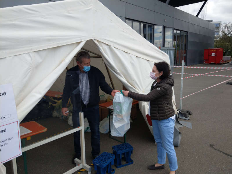 Am provisorischen Verteilzentrum auf dem Gelände der Berufsfeuerwehr erhielten am heutigen Dienstag weitere 135 Ärztinnen und Ärzte von der Stadt Heidelberg ein Paket mit je 50 FFP2- sowie 300 OP-Masken überreicht. (Foto: Stadt Heidelberg)