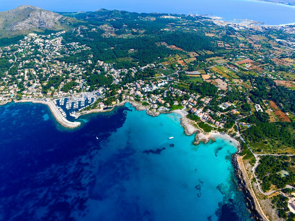 Luftaufnahme einer dicht bebauten Küste auf Mallorca