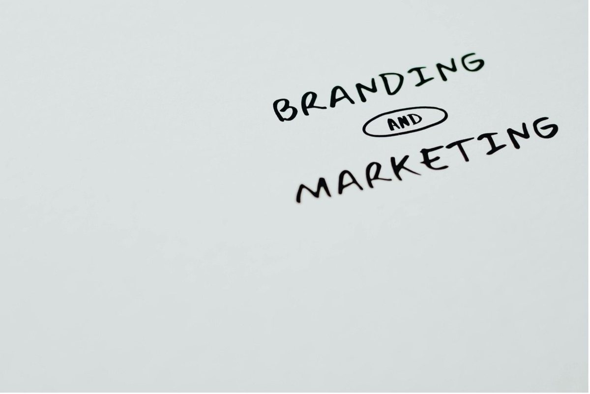 Notizzettel mit den Begriffen Branding und Marketing