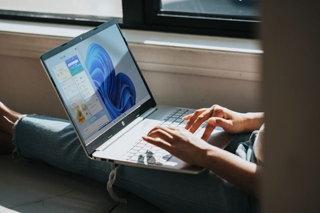 Person arbeitet an einem Laptop mit Windows-Oberfläche