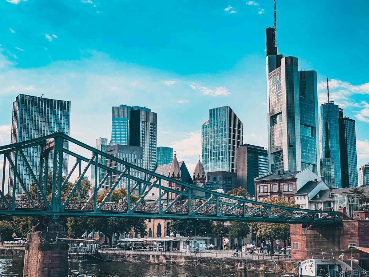 Skyline von Frankfurt mit Eisernem Steg