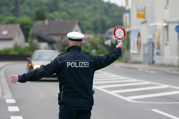 Polizist bei Verkehrskontrolle (Archivbild)