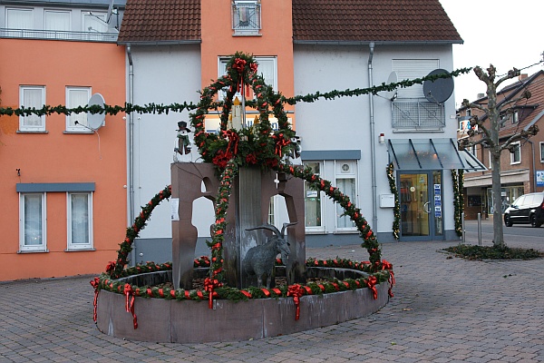 der Brunnen an der Lambrechter Hauptstrasse
