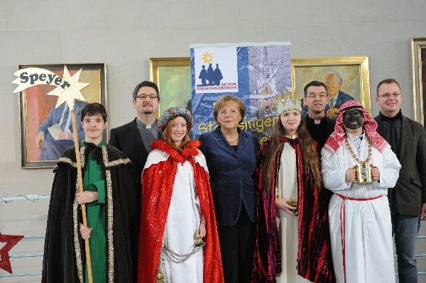 Sternsinger-Gruppe mit Bundeskanzlerin Angela Merkel