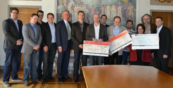 Oberbürgermeister Hans-Dieter Schlimmer mit Vertretern des Round Table 64 Südpfalz und den Hilfsorganisationen bei der Scheckübergabe.