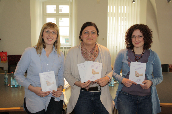 Von links nach rechts: Johanna Born (Frauenhausverein Lila Villa e.V.), Susanne Mehling (Gleichstellungsbeauftragte der Stadt Neustadt) und Alexandra Schlosser (Interventionsstelle Neustadt)