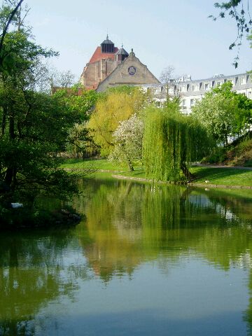 Ostpark mit Blick auf die Festhalle