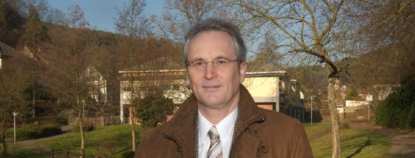 Thomas L. Kratz, hier vor der Grundschule in Lindenberg, will weiter über die Zukunft der Schulen im Tal reden.