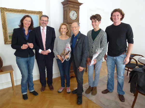v.li. Annerose Schaefer, OB Hansjörg Eger, Marlies Hirsch-Behrstock, Don Behrstock, Spencer Glesby, Paul-Philipp Schaefer