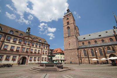 Marktplatz in Neustadt a.d. Weinstraße mit Rathaus und Stiftskirche
