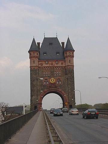 das Nibelungentor auf der Wormser Brücke