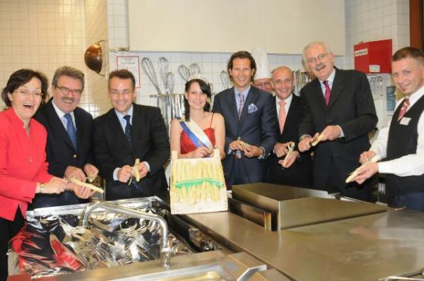 Spargelkönigin Katharina I. und OB Dr. René Pöltl bewerben auch 2012 das königliche Gemüse in der Bundeshauptstadt