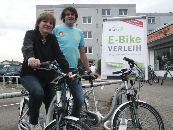 Maria Zimmermann, Vorsitzende des Tourismusservice "Die Bergstraße" und Fahrradexperte Micha Wagner an der E-Bike-Station in Weinheim
