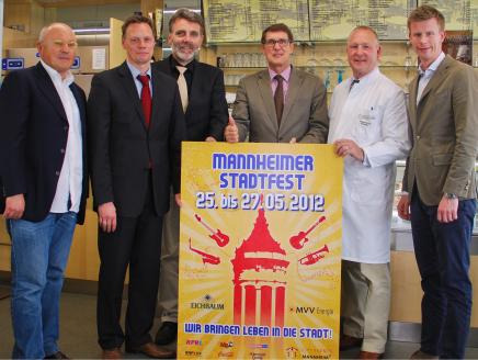 Giampalo Da Col (Eiscafé Cortina), Holger Vatter-Schönthal (Eichbaum), Thomas Sprengel (Team City Events), Bürgermeister Michael Grötsch, Dario Fontanella (Eiscafé Fontanella) und Christian Land (MVV Energie AG)
