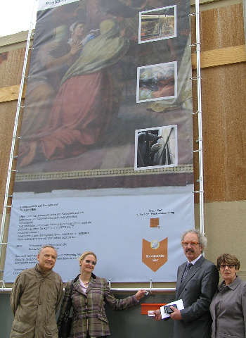 Spendenbehälter an den Bauzäunen der Kathedrale - Schraudolph-Fresken als Blickfang