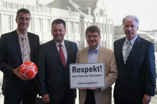 Knut Kircher, Daimler Mitarbeiter und DFB-Schiedsrichter des Jahres 2012, Wolfgang Hänle, Geschäftsführer Produktion Daimler Buses und Standortverantwortlicher EvoBus Werk Mannheim, Joachim Horner, Betriebsratsvorsitzender am Standort Mannheim