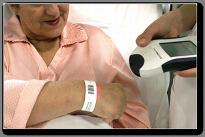 Das Patientenarmband minimiert Verwechslungsrisiken.
