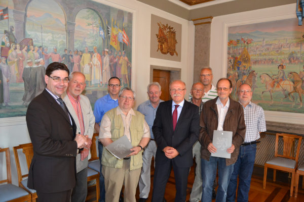 Die Teilnehmer mit Bürgermeister Thomas Hirsch (1. v. l.) und dem Leiter der Polizeidirektion Landau Werner Reichert (6. v. l.).