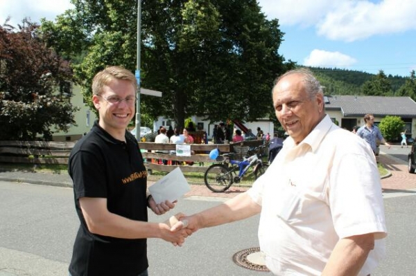 1. Vorsitzender Christian Ziegler und Bürgermeister Gerhard Kuhn bei einer Spendenübergabe