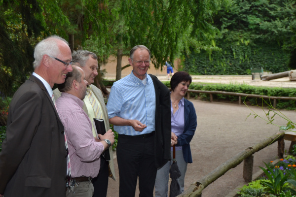Beim Zoobesuch Theo Wieder (3. v. l.), Hans-Dieter Schlimmer (4. v. l.), Maria-Helene Schlösser (5. v. l.)