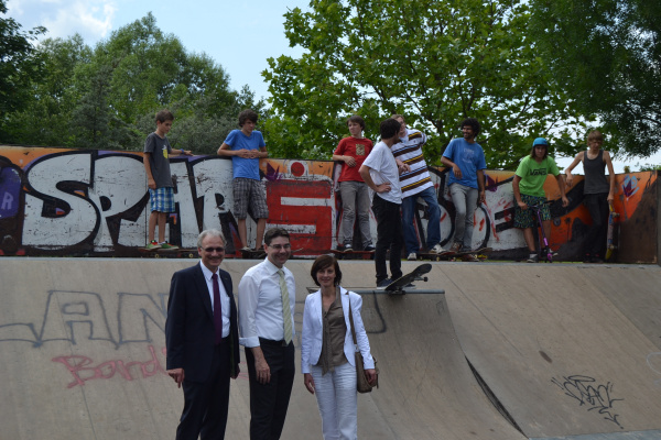 Vor der Skateranlage v. l. n. r.: Matthias Schmauder (LGS gGmbH), Bürgermeister Thomas Hirsch, Karin Bommersheim (LGS gGmbH)