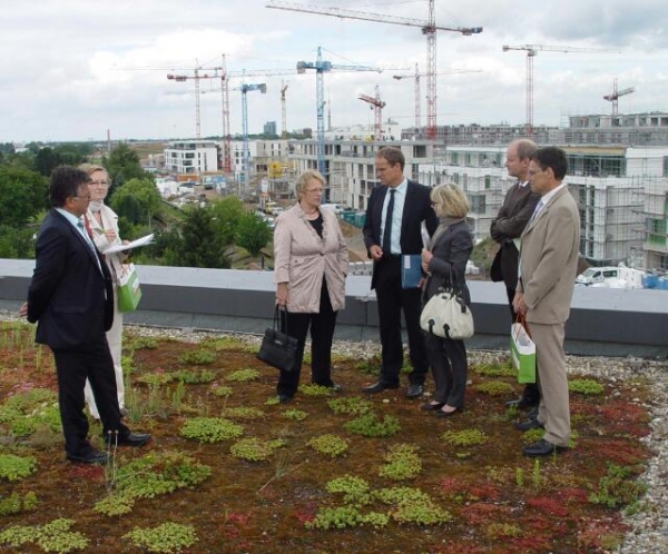 Regierungspräsidentin Nicolette Kressl (3.v.l.) besichtigte gemeinsam mit Heidelbergs Oberbürgermeister Dr. Eckart Würzner (4.v.l.) und Vertreter/-innen der Stadtverwaltung am Donnerstag, 12. Juli 2012, den neuen Heidelberger Stadtteil Bahnstadt.